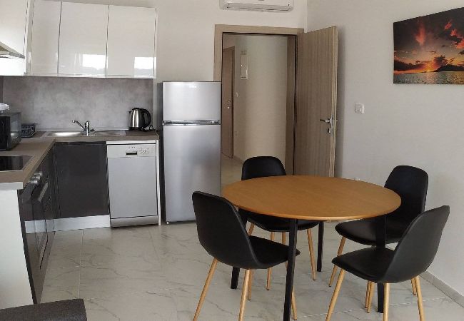 Апартаменты на Okrug Gornji - Aпартамент в Округ Горњи c Вид на море, балкон, Спутниковое / кабельное телевидение, WIFI (5059-5) Апартаменты на Okrug Gornji - Aпартамент в Округ Горњи c Вид на море, балкон, Спутниковое / кабельное телевидение, WIFI (5059-5)