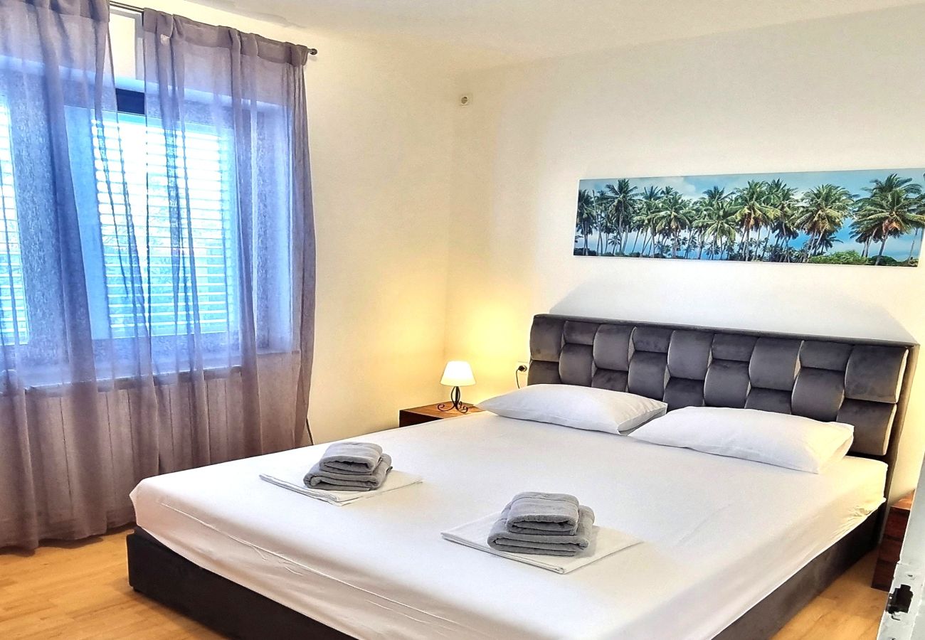 Апартаменты на Privlaka - Apartment 5237-1 for 6+1 Pers. in Privlaka