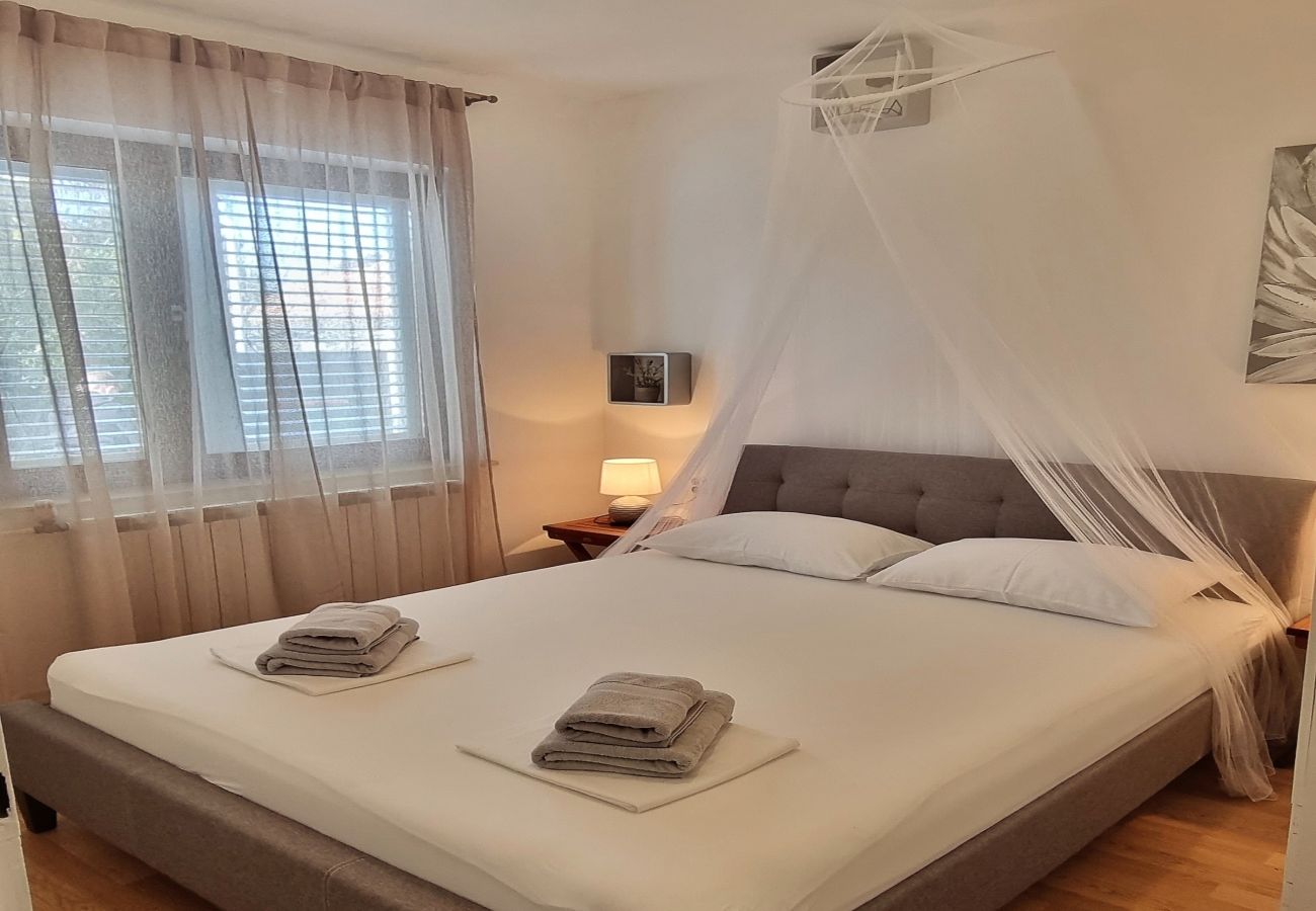 Апартаменты на Privlaka - Apartment 5237-1 for 6+1 Pers. in Privlaka