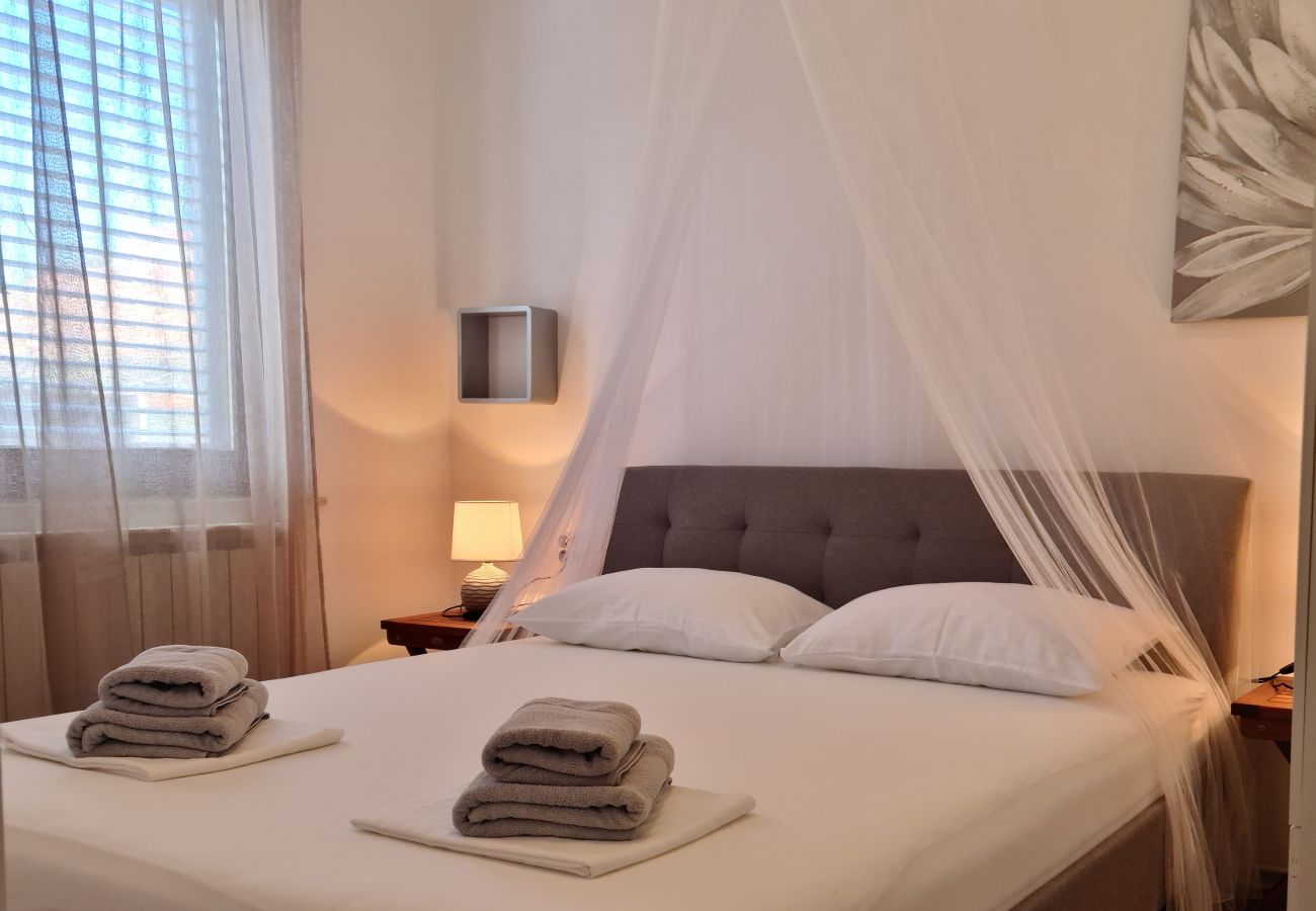 Апартаменты на Privlaka - Apartment 5237-1 for 6+1 Pers. in Privlaka