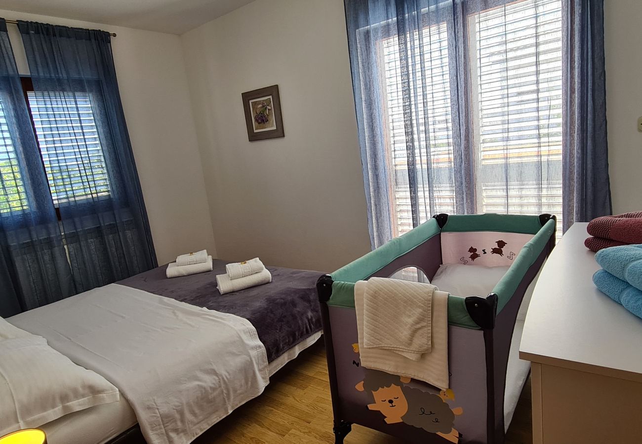 Апартаменты на Privlaka - Apartment 5237-2 for 6+1 Pers. in Privlaka
