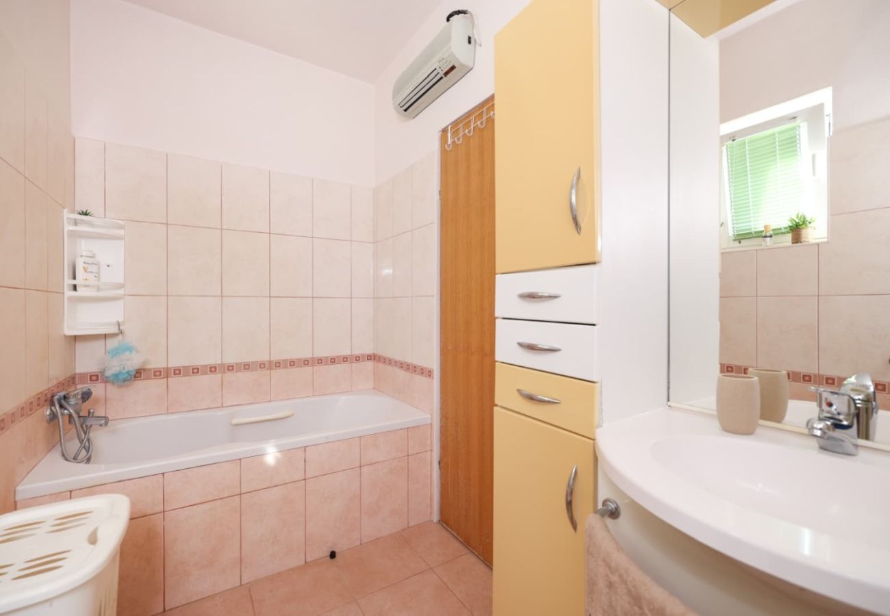 Дом на Privlaka - Дом для отдыха 5239 для 8+3 человек в Привлаке – 100 м от песчаного пляжа