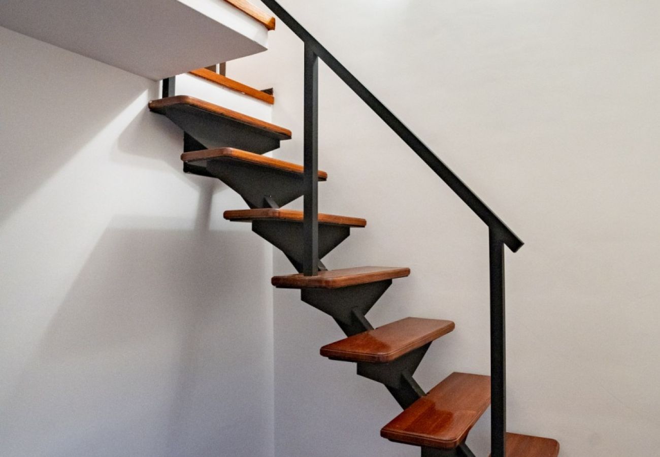 Апартаменты на Lopar - Апартаменты для отдыха в Лопаре с террасой, кондиционером, Wi-Fi и видом на море (4738-7)