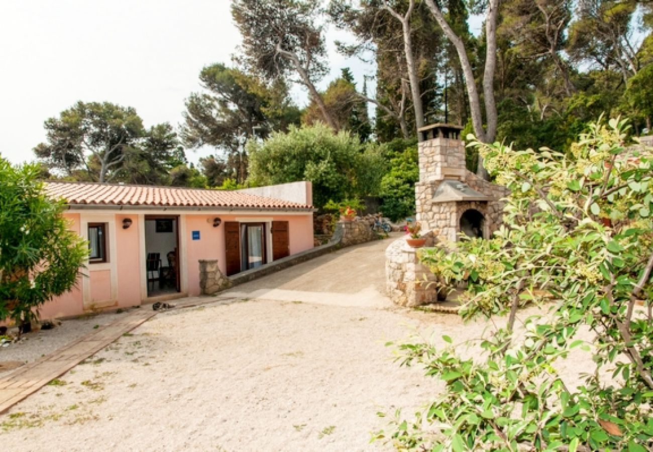 Ferienhaus in Veli Lošinj - Ferienhaus in Veli Lošinj mit Terrasse, Klimaanlage, W-LAN, Waschmaschine (63-1)