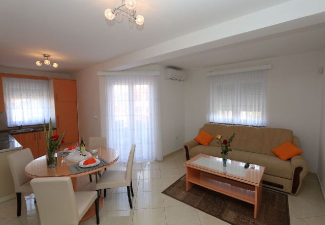 Ferienwohnung in Medulin - Ferienwohnung in Medulin mit Terrasse, Klimaanlage, W-LAN, Waschmaschine (64-4) Ferienwohnung in Medulin - Ferienwohnung in Medulin mit Terrasse, Klimaanlage, W-LAN, Waschmaschine (64-4)