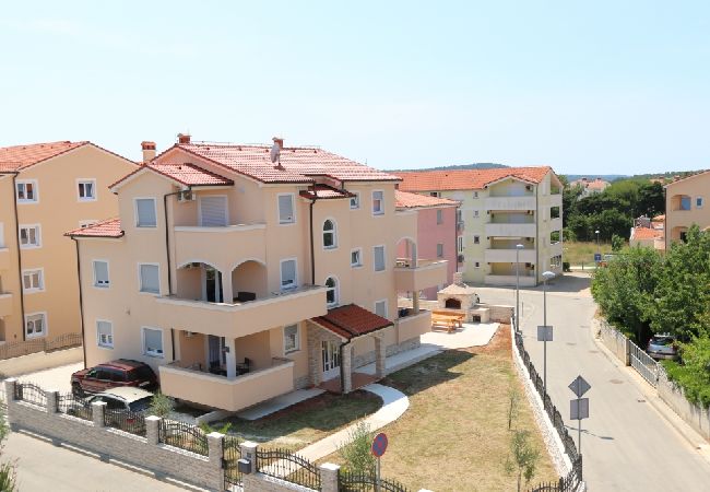 Ferienwohnung in Medulin - Ferienwohnung in Medulin mit Terrasse, Klimaanlage, W-LAN, Waschmaschine (64-4) Ferienwohnung in Medulin - Ferienwohnung in Medulin mit Terrasse, Klimaanlage, W-LAN, Waschmaschine (64-4)