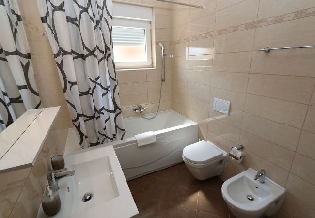 Ferienwohnung in Medulin - Ferienwohnung in Medulin mit Terrasse, Klimaanlage, W-LAN, Waschmaschine (64-4) Ferienwohnung in Medulin - Ferienwohnung in Medulin mit Terrasse, Klimaanlage, W-LAN, Waschmaschine (64-4)