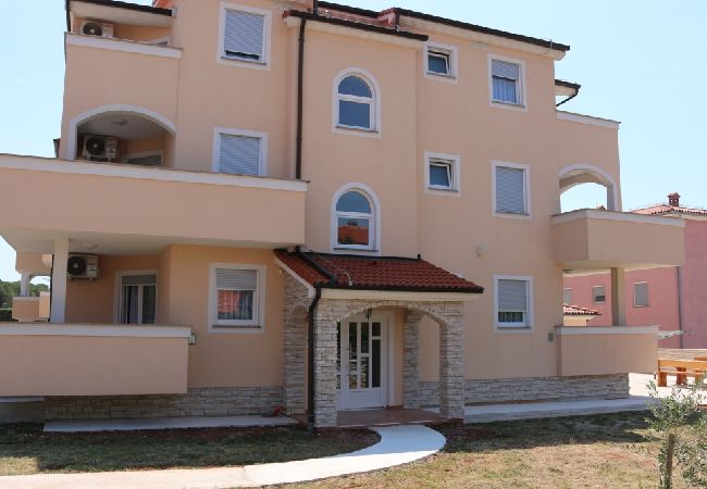 Ferienwohnung in Medulin - Ferienwohnung in Medulin mit Terrasse, Klimaanlage, W-LAN, Waschmaschine (64-4) Ferienwohnung in Medulin - Ferienwohnung in Medulin mit Terrasse, Klimaanlage, W-LAN, Waschmaschine (64-4)