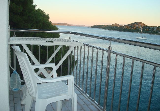 Studio in Tribunj - Studioapartment in Tribunj mit Meerblick, Balkon, Klimaanlage, W-LAN (68-1) Studio in Tribunj - Studioapartment in Tribunj mit Meerblick, Balkon, Klimaanlage, W-LAN (68-1)