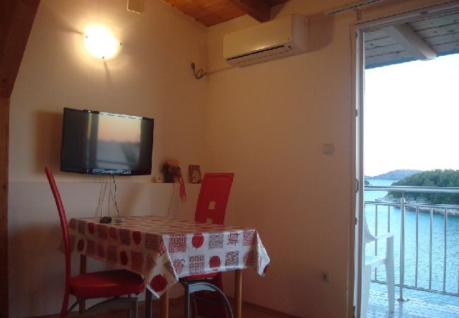 Studio in Tribunj - Studioapartment in Tribunj mit Meerblick, Balkon, Klimaanlage, W-LAN (68-1) Studio in Tribunj - Studioapartment in Tribunj mit Meerblick, Balkon, Klimaanlage, W-LAN (68-1)