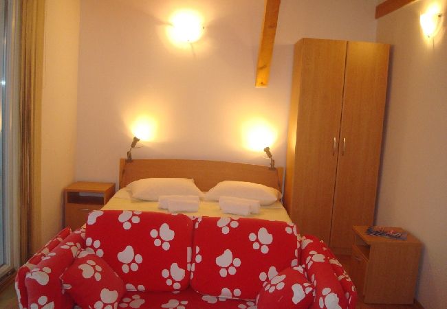 Studio in Tribunj - Studioapartment in Tribunj mit Meerblick, Balkon, Klimaanlage, W-LAN (68-1) Studio in Tribunj - Studioapartment in Tribunj mit Meerblick, Balkon, Klimaanlage, W-LAN (68-1)