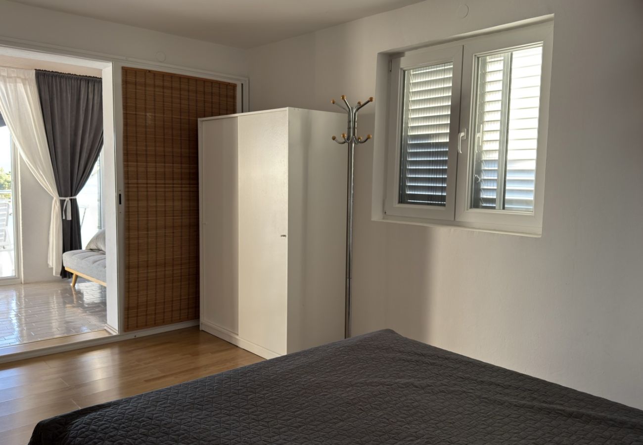 Ferienwohnung in Tribunj - Ferienwohnung in Tribunj mit Meerblick, Terrasse, Klimaanlage, W-LAN (68-2)