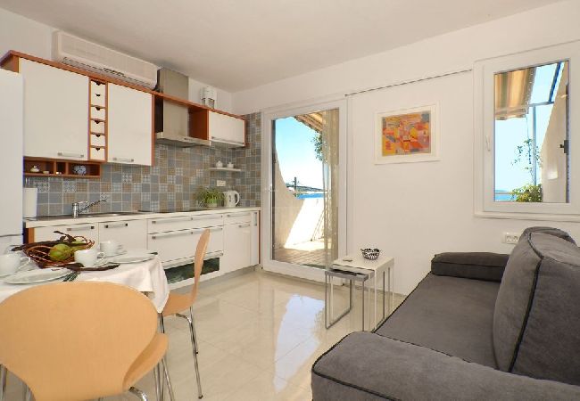 Ferienwohnung in Seget Vranjica - Ferienwohnung in Seget Vranjica mit Meerblick, Balkon, Klimaanlage, W-LAN (91-3) Ferienwohnung in Seget Vranjica - Ferienwohnung in Seget Vranjica mit Meerblick, Balkon, Klimaanlage, W-LAN (91-3)