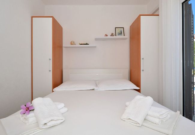 Ferienwohnung in Seget Vranjica - Ferienwohnung in Seget Vranjica mit Meerblick, Balkon, Klimaanlage, W-LAN (91-3) Ferienwohnung in Seget Vranjica - Ferienwohnung in Seget Vranjica mit Meerblick, Balkon, Klimaanlage, W-LAN (91-3)