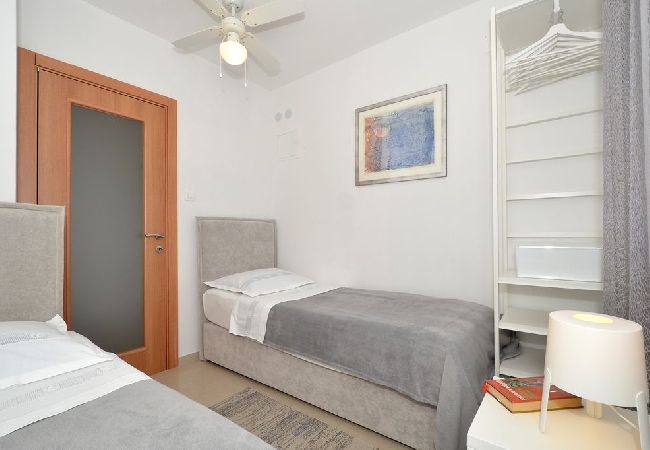 Ferienwohnung in Seget Vranjica - Ferienwohnung in Seget Vranjica mit Meerblick, Balkon, Klimaanlage, W-LAN (91-3) Ferienwohnung in Seget Vranjica - Ferienwohnung in Seget Vranjica mit Meerblick, Balkon, Klimaanlage, W-LAN (91-3)