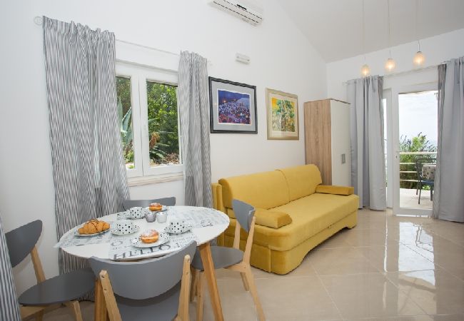 Ferienwohnung in Orebic - Ferienwohnung in Orebić mit Meerblick, Terrasse, Klimaanlage, W-LAN (114-1) Ferienwohnung in Orebic - Ferienwohnung in Orebić mit Meerblick, Terrasse, Klimaanlage, W-LAN (114-1)