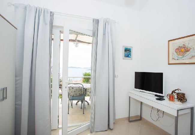 Ferienwohnung in Orebic - Ferienwohnung in Orebić mit Meerblick, Terrasse, Klimaanlage, W-LAN (114-1) Ferienwohnung in Orebic - Ferienwohnung in Orebić mit Meerblick, Terrasse, Klimaanlage, W-LAN (114-1)