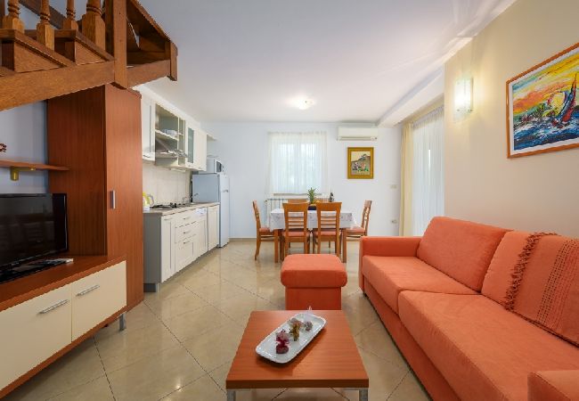 Ferienwohnung in Bašanija - Ferienwohnung in Bašanija mit Terrasse, Klimaanlage, W-LAN, Spülmaschine (113-4) Ferienwohnung in Bašanija - Ferienwohnung in Bašanija mit Terrasse, Klimaanlage, W-LAN, Spülmaschine (113-4)