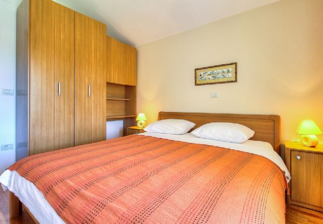 Ferienwohnung in Bašanija - Ferienwohnung in Bašanija mit Balkon, Klimaanlage, W-LAN (113-5) Ferienwohnung in Bašanija - Ferienwohnung in Bašanija mit Balkon, Klimaanlage, W-LAN (113-5)