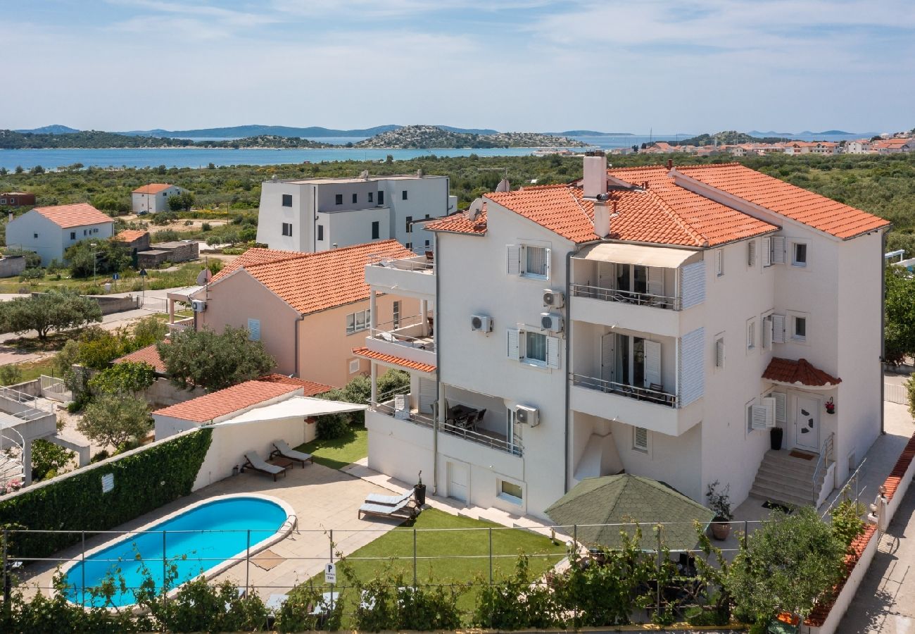 Ferienwohnung in Vodice - Ferienwohnung in Vodice mit Meerblick, Balkon, Klimaanlage, W-LAN (94-6)