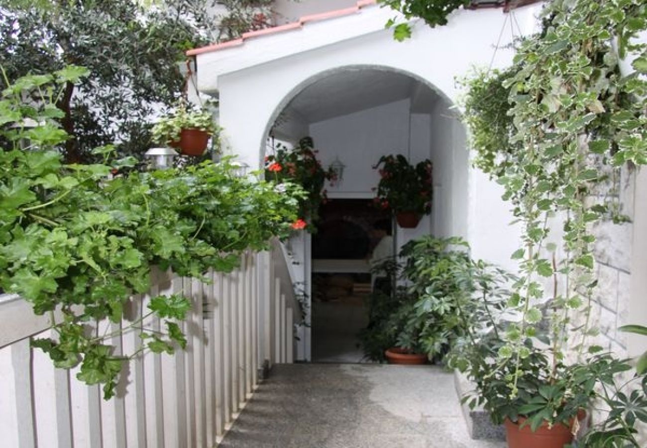 Ferienwohnung in Duce - Ferienwohnung in Duće mit Terrasse, Klimaanlage, W-LAN, Waschmaschine (122-1)