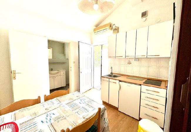 Ferienwohnung in Sukošan - Ferienwohnung in Sukošan mit Terrasse, Klimaanlage, W-LAN (131-1) Ferienwohnung in Sukošan - Ferienwohnung in Sukošan mit Terrasse, Klimaanlage, W-LAN (131-1)