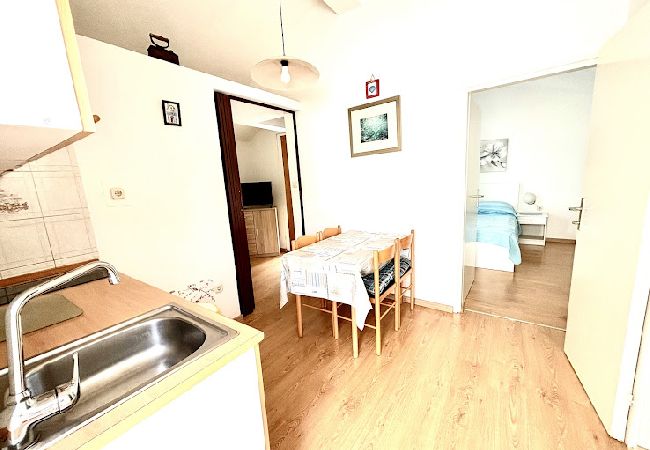 Ferienwohnung in Sukošan - Ferienwohnung in Sukošan mit Terrasse, Klimaanlage, W-LAN (131-1) Ferienwohnung in Sukošan - Ferienwohnung in Sukošan mit Terrasse, Klimaanlage, W-LAN (131-1)