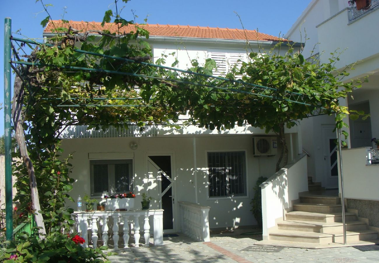 Ferienwohnung in Sukošan - Ferienwohnung in Sukošan mit Terrasse, Klimaanlage, W-LAN (131-1)