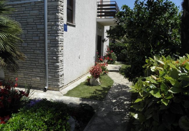 Ferienwohnung in Sukošan - Ferienwohnung in Sukošan mit Meerblick, Terrasse, Klimaanlage, Waschmaschine (151-2) Ferienwohnung in Sukošan - Ferienwohnung in Sukošan mit Meerblick, Terrasse, Klimaanlage, Waschmaschine (151-2)