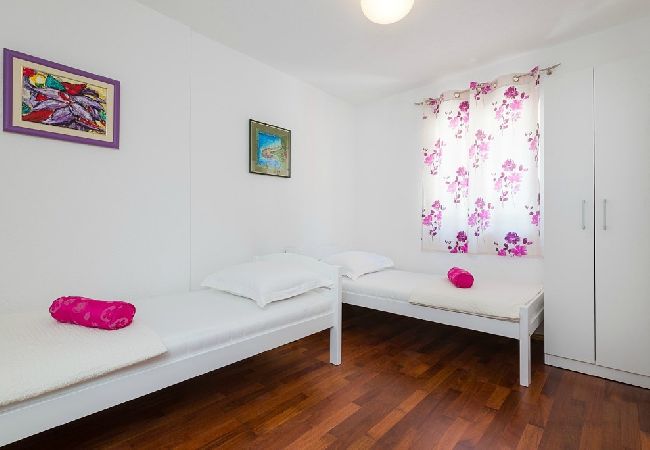 Ferienwohnung in Bol - Ferienwohnung in Bol mit Meerblick, Terrasse, Klimaanlage, W-LAN (155-2) Ferienwohnung in Bol - Ferienwohnung in Bol mit Meerblick, Terrasse, Klimaanlage, W-LAN (155-2)