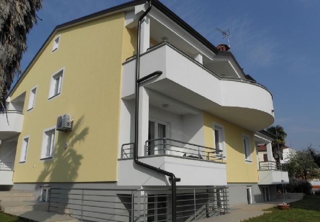 Ferienwohnung in Zambratija - Ferienwohnung in Zambratija mit Meerblick, Balkon, Klimaanlage, W-LAN (158-1) Ferienwohnung in Zambratija - Ferienwohnung in Zambratija mit Meerblick, Balkon, Klimaanlage, W-LAN (158-1)