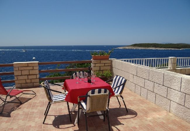 Ferienwohnung in Hvar - Ferienwohnung in Hvar-Stadt mit Meerblick, Terrasse, Klimaanlage, W-LAN (199-2) Ferienwohnung in Hvar - Ferienwohnung in Hvar-Stadt mit Meerblick, Terrasse, Klimaanlage, W-LAN (199-2)