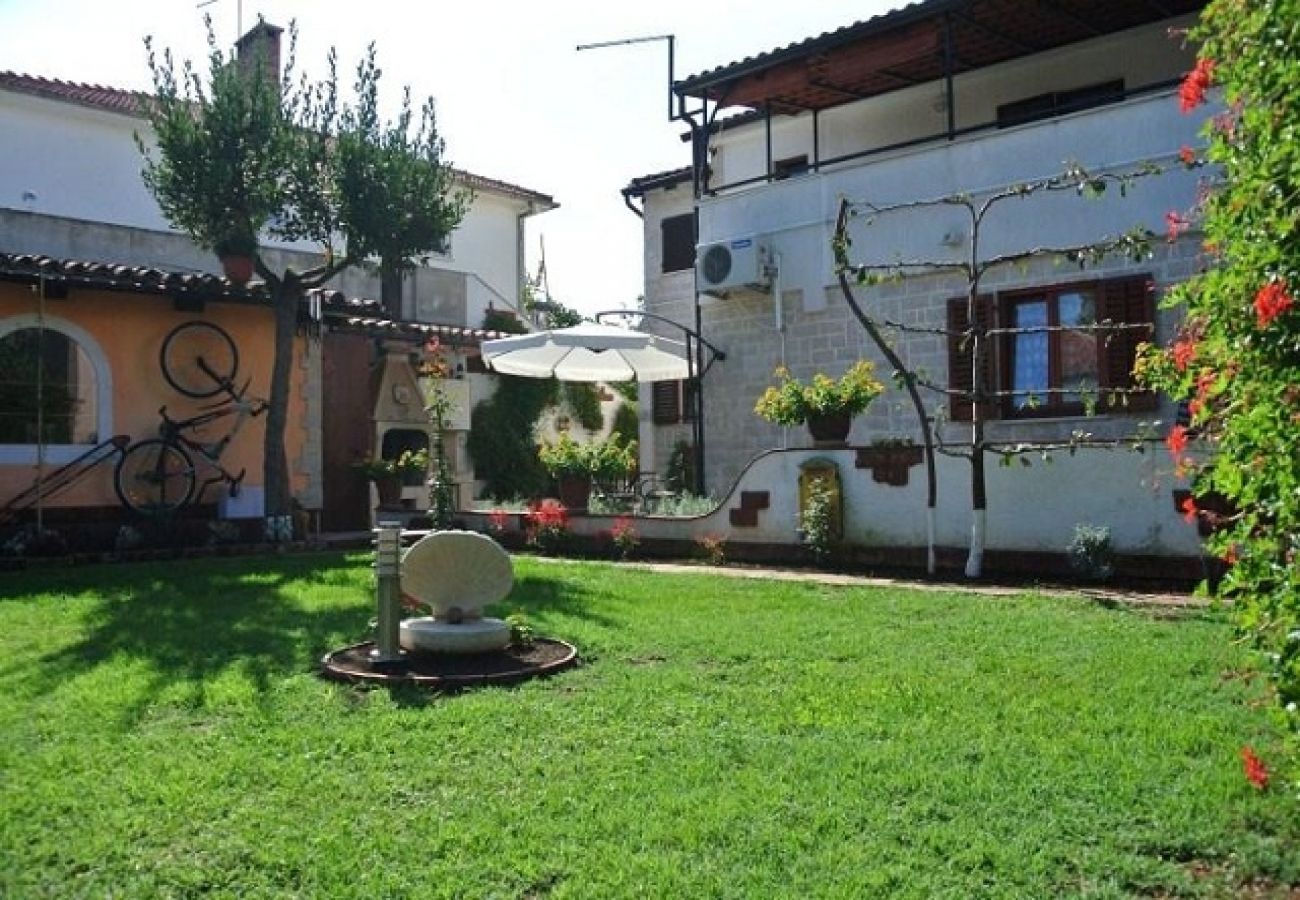 Ferienwohnung in Fažana - Ferienwohnung in Fažana mit Balkon, Klimaanlage, W-LAN, Waschmaschine (229-1)