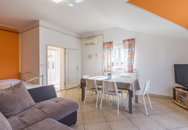 Ferienwohnung in Umag - Ferienwohnung in Umag mit Terrasse, Klimaanlage, W-LAN, Waschmaschine (244-2) Ferienwohnung in Umag - Ferienwohnung in Umag mit Terrasse, Klimaanlage, W-LAN, Waschmaschine (244-2)