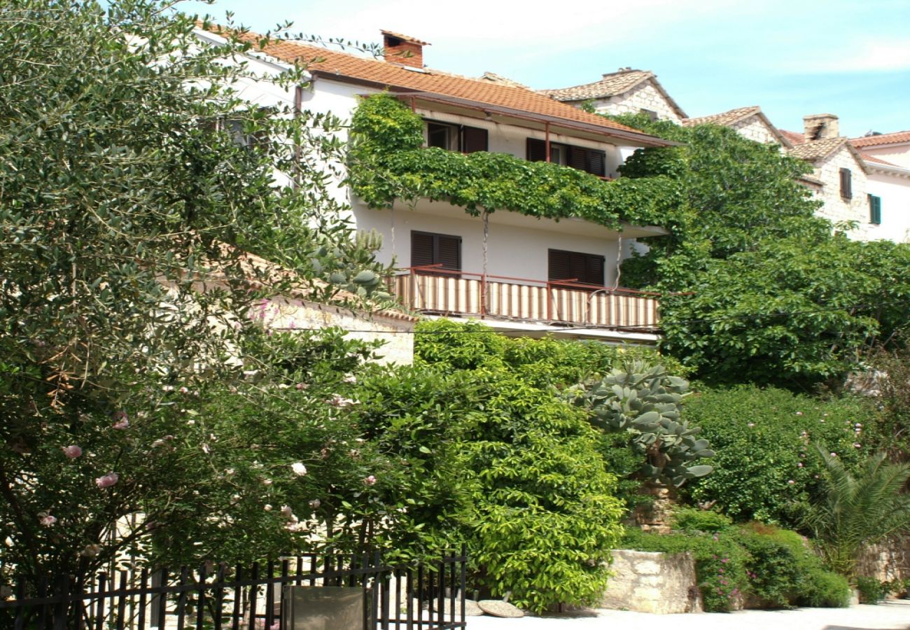 Ferienwohnung in Hvar - Ferienwohnung in Hvar-Stadt mit Balkon, Klimaanlage, W-LAN, Waschmaschine (221-2)