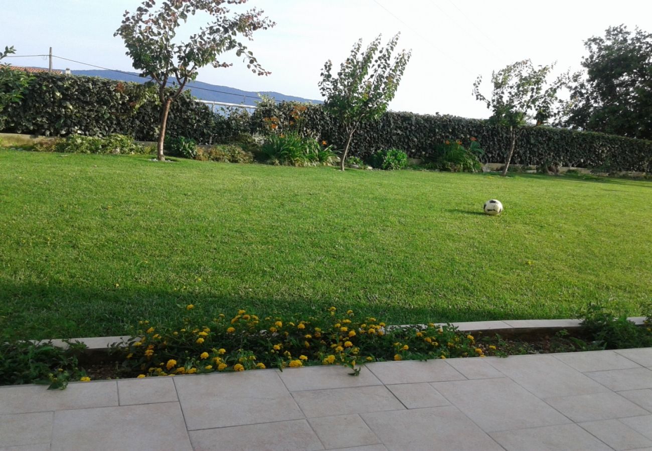 Ferienwohnung in Kaštel Sucurac - Ferienwohnung in Kaštel Sućurac mit Meerblick, Balkon, Klimaanlage, W-LAN (570-1)