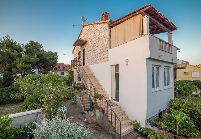 Ferienwohnung in Supetar - Ferienwohnung in Supetar mit Meerblick, Terrasse, Klimaanlage, W-LAN (581-1) Ferienwohnung in Supetar - Ferienwohnung in Supetar mit Meerblick, Terrasse, Klimaanlage, W-LAN (581-1)