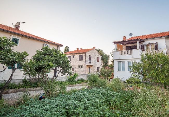 Ferienwohnung in Supetar - Ferienwohnung in Supetar mit Meerblick, Terrasse, Klimaanlage, W-LAN (581-1) Ferienwohnung in Supetar - Ferienwohnung in Supetar mit Meerblick, Terrasse, Klimaanlage, W-LAN (581-1)