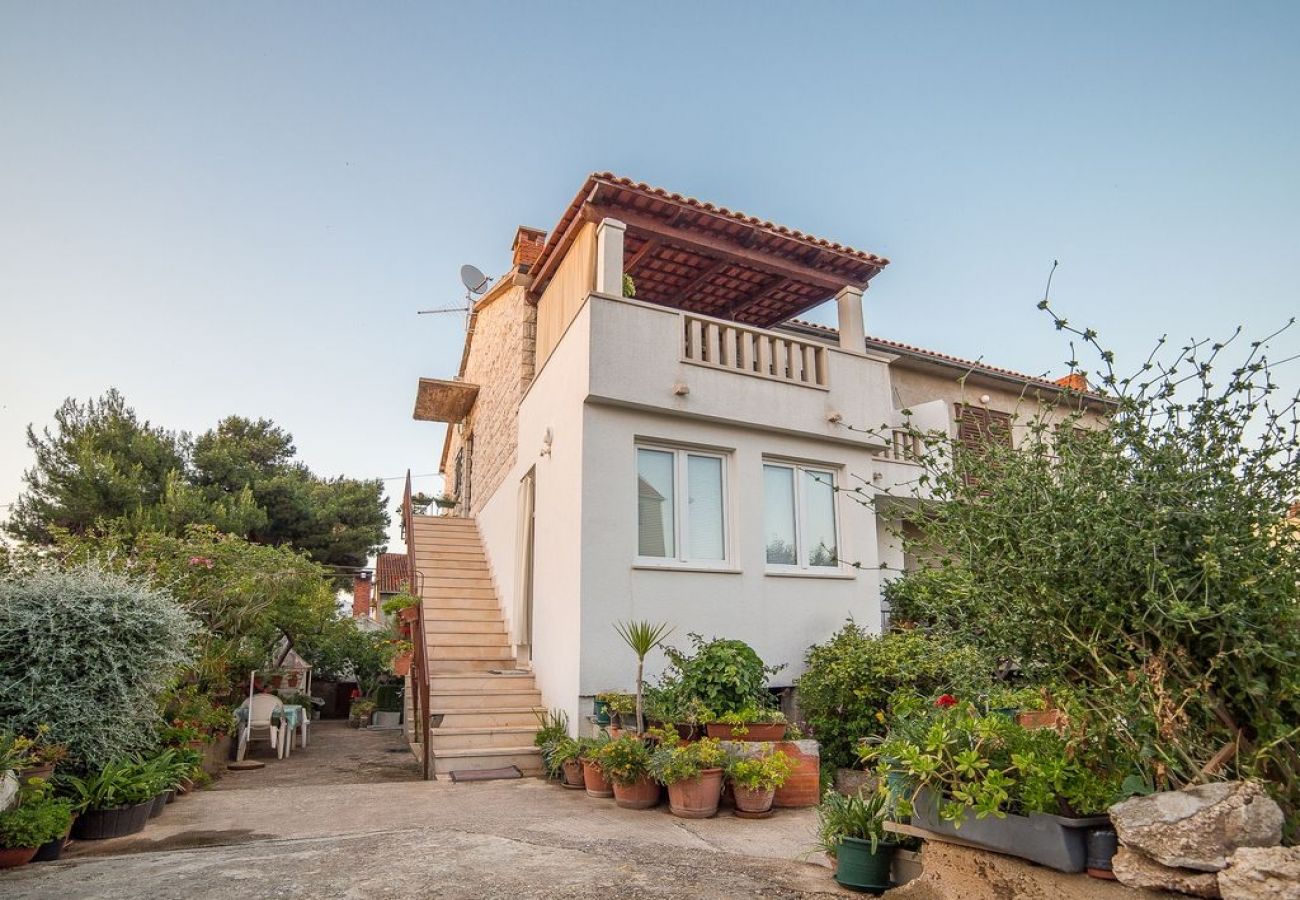 Ferienwohnung in Supetar - Ferienwohnung in Supetar mit Meerblick, Terrasse, Klimaanlage, W-LAN (581-1)