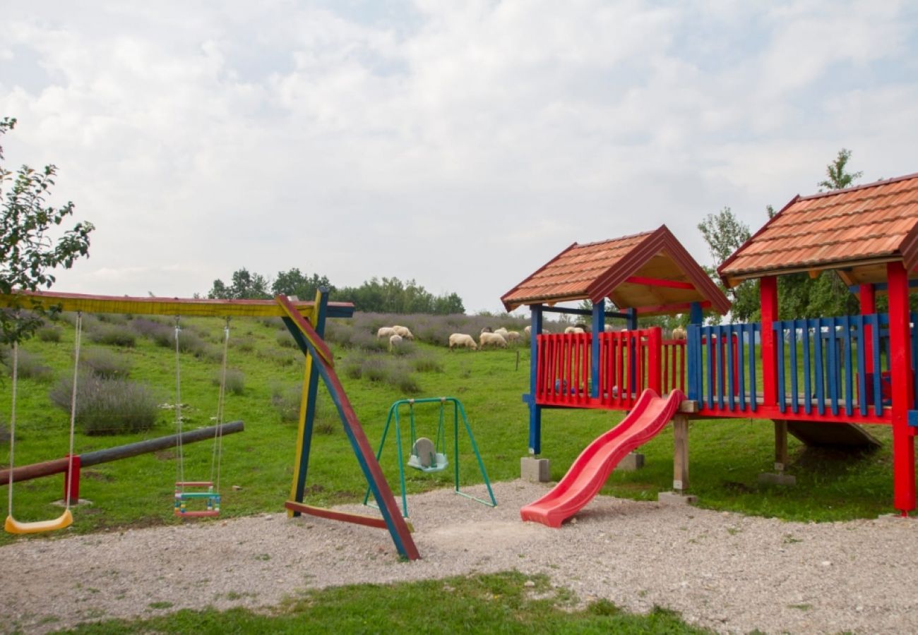 Ferienwohnung in Rakovica - Ferienwohnung in Rakovica mit Terrasse, Klimaanlage, W-LAN (601-1)