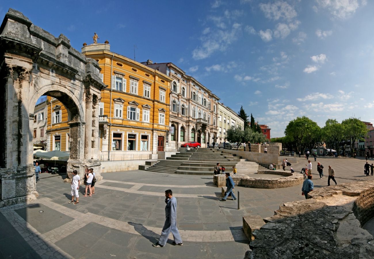 Ferienwohnung in Pula - Ferienwohnung in Pula mit Terrasse, Klimaanlage, W-LAN, Waschmaschine (633-1)