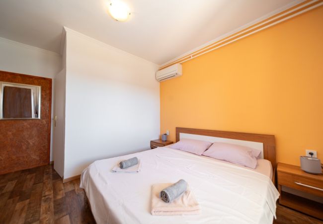 Ferienwohnung in Rab - Ferienwohnung in Barbat mit Meerblick, Balkon, Klimaanlage (660-1) Ferienwohnung in Rab - Ferienwohnung in Barbat mit Meerblick, Balkon, Klimaanlage (660-1)