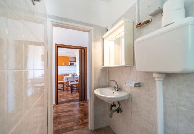 Ferienwohnung in Rab - Ferienwohnung in Barbat mit Meerblick, Balkon, Klimaanlage (660-1) Ferienwohnung in Rab - Ferienwohnung in Barbat mit Meerblick, Balkon, Klimaanlage (660-1)