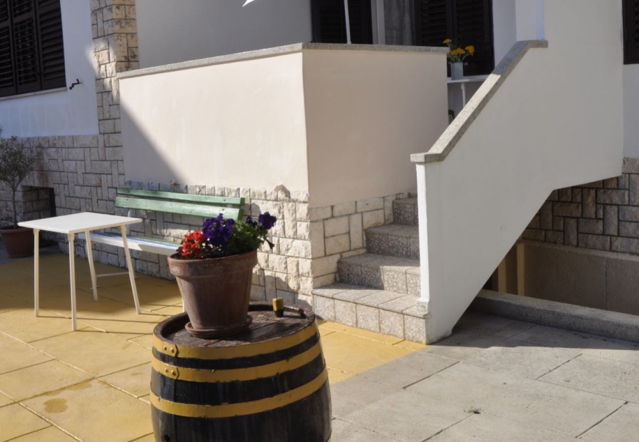 Ferienwohnung in Rab - Ferienwohnung in Barbat mit Meerblick, Balkon, Klimaanlage (660-1)