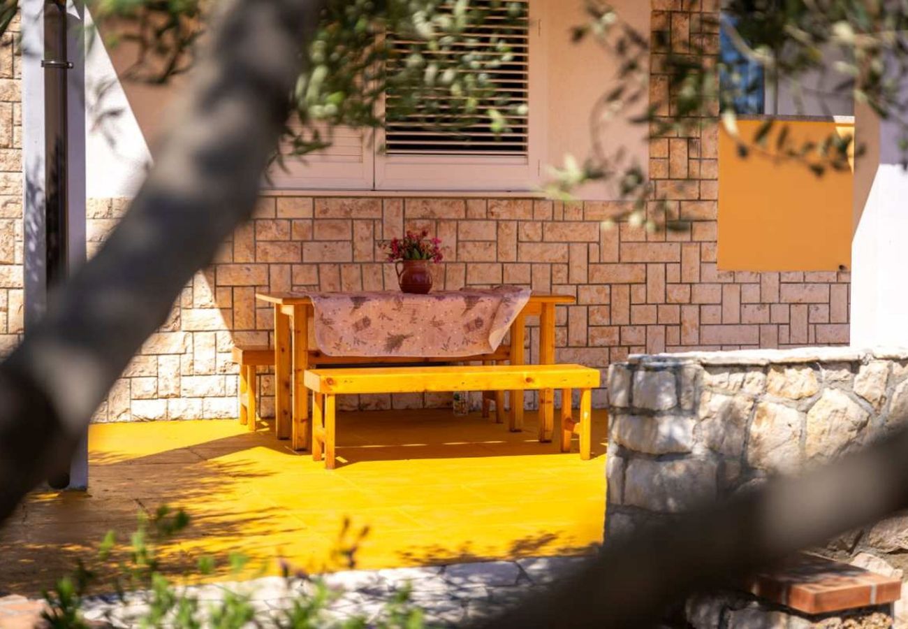 Ferienwohnung in Rab - Ferienwohnung in Barbat mit Meerblick, Balkon, Klimaanlage (660-1) Ferienwohnung in Rab - Ferienwohnung in Barbat mit Meerblick, Balkon, Klimaanlage (660-1)