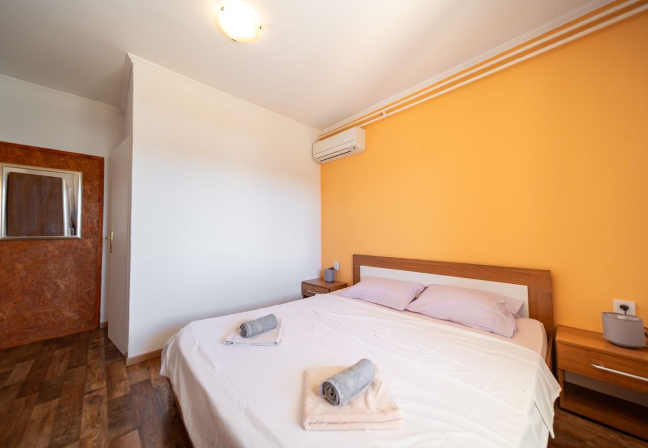 Ferienwohnung in Rab - Ferienwohnung in Barbat mit Meerblick, Balkon, Klimaanlage (660-1) Ferienwohnung in Rab - Ferienwohnung in Barbat mit Meerblick, Balkon, Klimaanlage (660-1)