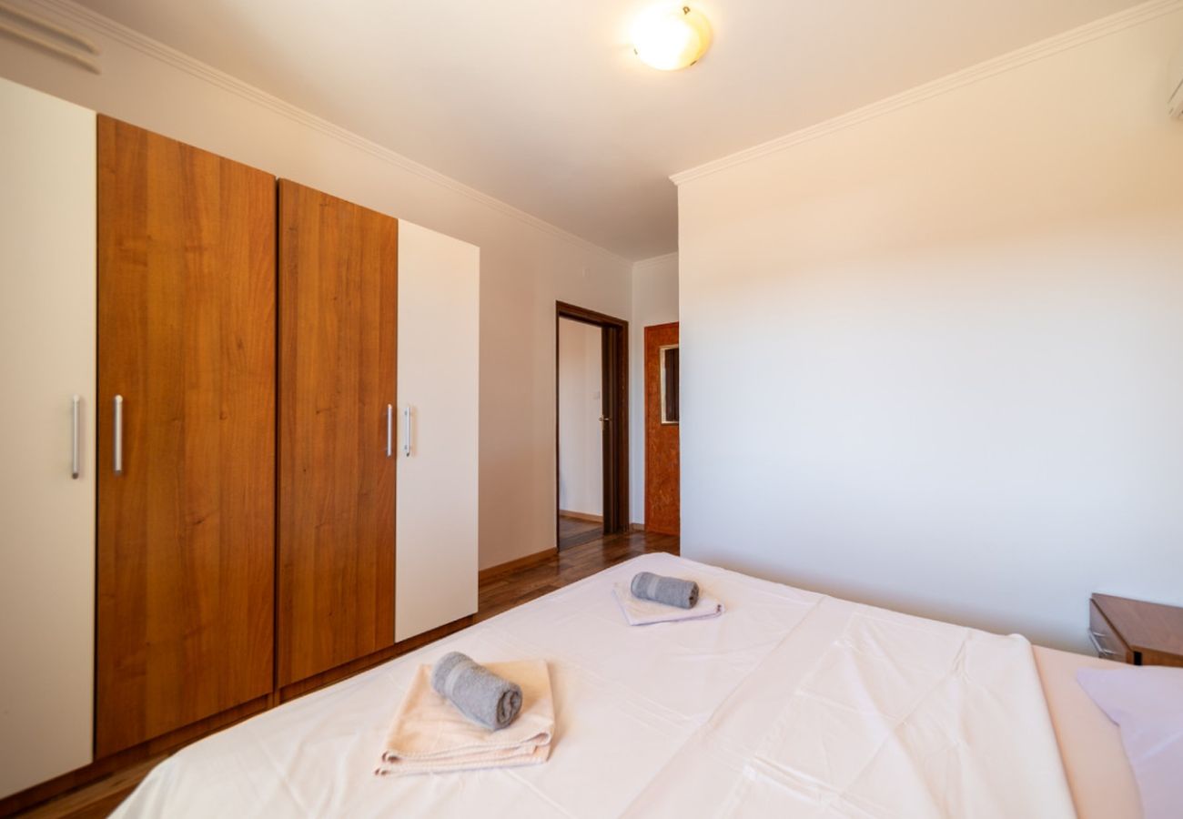 Ferienwohnung in Rab - Ferienwohnung in Barbat mit Meerblick, Balkon, Klimaanlage (660-1) Ferienwohnung in Rab - Ferienwohnung in Barbat mit Meerblick, Balkon, Klimaanlage (660-1)