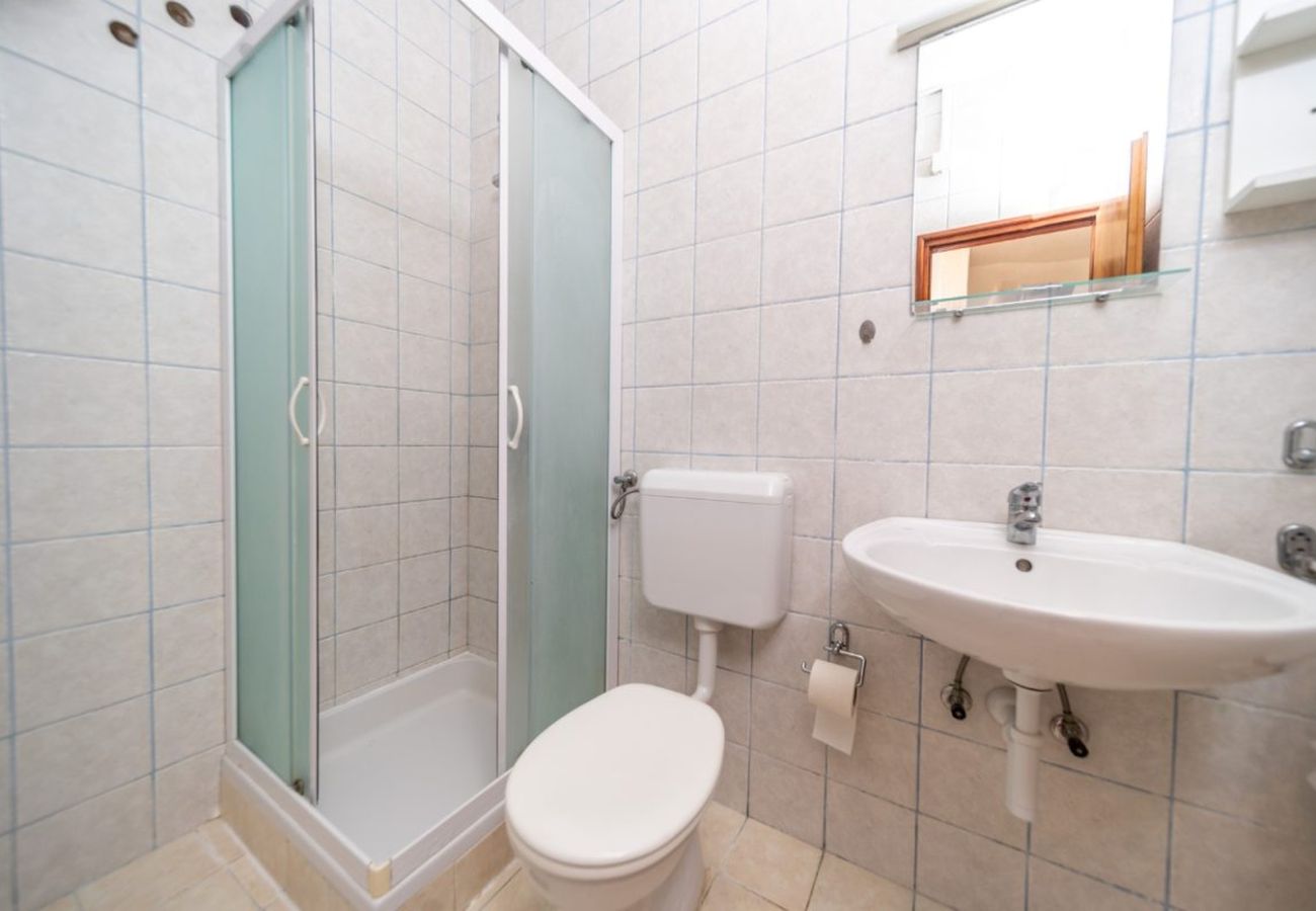 Ferienwohnung in Rab - Ferienwohnung in Barbat mit Balkon, Klimaanlage (660-3) Ferienwohnung in Rab - Ferienwohnung in Barbat mit Balkon, Klimaanlage (660-3)