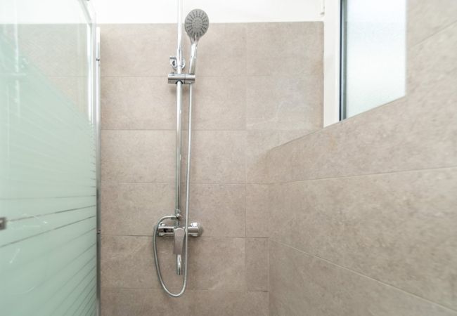 Ferienwohnung in Rab - Ferienwohnung in Barbat mit Meerblick, Balkon, Klimaanlage (660-4) Ferienwohnung in Rab - Ferienwohnung in Barbat mit Meerblick, Balkon, Klimaanlage (660-4)