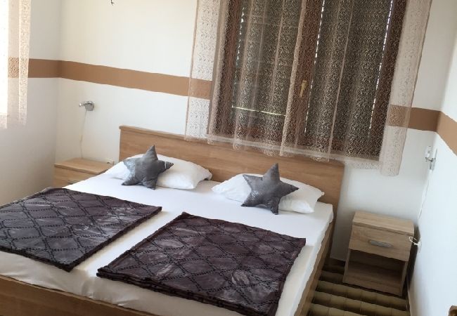 Ferienwohnung in Starigrad - Ferienwohnung in Starigrad-Paklenica mit Meerblick, Terrasse, Klimaanlage, W-LAN (627-1) Ferienwohnung in Starigrad - Ferienwohnung in Starigrad-Paklenica mit Meerblick, Terrasse, Klimaanlage, W-LAN (627-1)